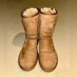 UGG Chestnut Classic Short II, size 7